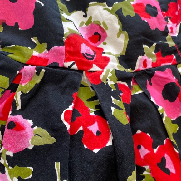 Flower, lined dress. Girls size 6 - Picture 4 of 9